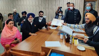 Shiromani Akali Dal president and former deputy chief minister Sukhbir Singh Badal, accompanied by wife and Bathinda MP Harsimrat Kaur Badal, filed his nomination papers from Jalalabad assembly constituency in Fazilka district on Monday. (Sanjeev Kumar/HT) Shiromani Akali Dal president and former deputy chief minister Sukhbir Singh Badal, accompanied by wife and Bathinda MP Harsimrat Kaur Badal, filed his nomination papers from Jalalabad assembly constituency in Fazilka district on Monday. (Sanjeev Kumar/HT)