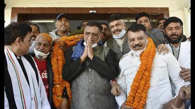 Newly appointed Jharkhand Congress in-charge Avinash Pande being welcomed by Congress MLA’s and workers upon his arrival, in Ranchi on Saturday. (PTI) Newly appointed Jharkhand Congress in-charge Avinash Pande being welcomed by Congress MLA’s and workers upon his arrival, in Ranchi on Saturday. (PTI)