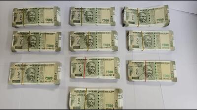 Several bundles of counterfeit Rupees 500 notes, with face value of  ₹5,00,000, was seized from the possession of the 27-year-old man held near the banks of the Hooghly river in Kolkata. (PHOTO: STF, KOLKATA POLICE.)