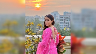 The sun setting in the backdrop and Sara Ali Khan in the frame, together make the perfect picture. (Instagram/@vandafashionagency) The sun setting in the backdrop and Sara Ali Khan in the frame, together make the perfect picture. (Instagram/@vandafashionagency)