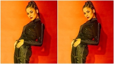 In the end, Shehnaaz chose bold red lip shade, glowing skin, blushed cheeks, winged eyeliner, heavy mascara on the lashes, filled-in eyebrows, and on-point highlighter on the cheekbones rounded off the glam picks. What do you think of Shehnaaz's look for the Bigg Boss 15 finale? (Instagram/@shehnaazgill)