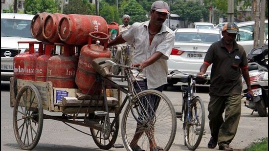 The scheme reached 80 million households in 2019, but five years after its launch, it seems to be flailing. An estimated 20% of the 80 million households no longer use cooking gas despite having a gas stove and canister. (HT photo)