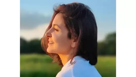 In an earlier post, Anushka Sharma gave some candid poses for the camera as she soaks up the sun.(Instagram/@anushkasharma)