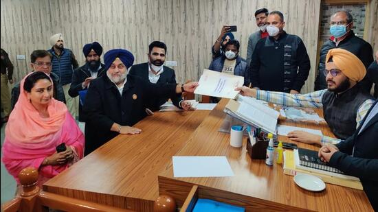 Shiromani Akali Dal president and former deputy chief minister Sukhbir Singh Badal, accompanied by wife and Bathinda MP Harsimrat Kaur Badal, filed his nomination papers from Jalalabad assembly constituency in Fazilka district on Monday. (Sanjeev Kumar/HT)