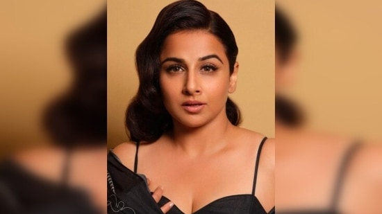 Adding a touch of retro to her overall look, Vidya Balan waved her hair the old school way and opted for minimal makeup with mellow smokey eyes.(Instagram/@balanvidya)