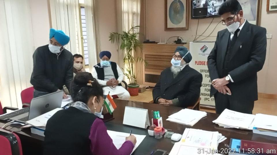 Shiromani Akali Dal patriarch and former chief minister Parkash Singh Badal after submitting his documents to the returning officer in Malout town on Monday. (HT Photo) Shiromani Akali Dal patriarch and former chief minister Parkash Singh Badal after submitting his documents to the returning officer in Malout town on Monday. (HT Photo)