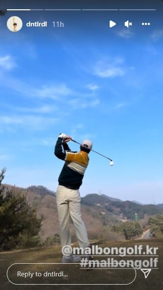 Choi Woo-shik also shared a picture of himself playing golf.