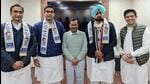 Jagmohan Singh Kang (second from right) with Delhi chief minister and Aam Aadmi Party national convener Arvind Kejriwal (centre) after he joined the party along with his sons, Yadvindra (second from left) and Amarinder (extreme left) in the presence of AAP co-incharge for Punjab affairs Raghav Chadha (extreme right) in New Delhi on Tuesday. (HT Photo)