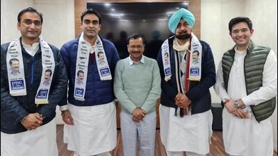 Jagmohan Singh Kang (second from right) with Delhi chief minister and Aam Aadmi Party national convener Arvind Kejriwal (centre) after he joined the party along with his sons, Yadvindra (second from left) and Amarinder (extreme left) in the presence of AAP co-incharge for Punjab affairs Raghav Chadha (extreme right) in New Delhi on Tuesday. (HT Photo) Jagmohan Singh Kang (second from right) with Delhi chief minister and Aam Aadmi Party national convener Arvind Kejriwal (centre) after he joined the party along with his sons, Yadvindra (second from left) and Amarinder (extreme left) in the presence of AAP co-incharge for Punjab affairs Raghav Chadha (extreme right) in New Delhi on Tuesday. (HT Photo)