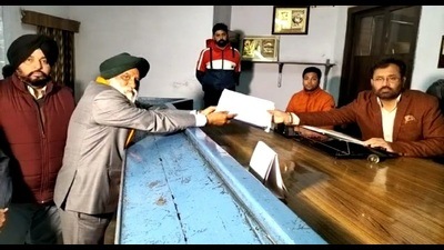 Farmer leader Sanyukt Samaj Morcha (SSM) chief Balbir Singh Rajewal files nomination papers from Samrala assembly constituency in Ludhiana on Tuesday. (HT Photo) Farmer leader Sanyukt Samaj Morcha (SSM) chief Balbir Singh Rajewal files nomination papers from Samrala assembly constituency in Ludhiana on Tuesday. (HT Photo)