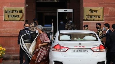 Finance minister Nirmala Sitharaman arrives at the finance ministry before presenting the federal budget in Parliament in New Delhi, February 1, 2022.&nbsp; (Anushree Fadnavis / REUTERS)