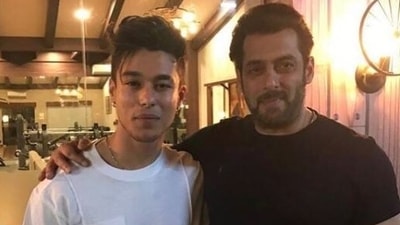 Salman Khan poses with Pratik Sehajpal.