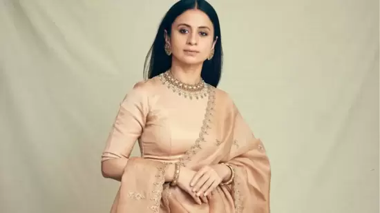 Wearing a dab of nude lipstick that matched her eyeshadow tint, Rasika amplified the glam quotient with rosy blushed and highlighted cheeks, kohl-lined eyes with black eyeliner streaks and filled-in eyebrows.&nbsp;(Instagram/rasikadugal)