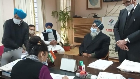 Shiromani Akali Dal patriarch and former chief minister Parkash Singh Badal after submitting his documents to the returning officer in Malout town on Monday. (HT Photo)