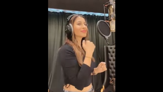 A screengrab from the Instagram video shared by Sophie Choudry where she sings Oo Antava,&nbsp;(instagram/@sophiechoudry)