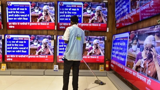 Finance Minister Nirmala Sitharaman presents Budget 2022 in parliament, watched by housekeeping staff at Vijay Sales in Mumbai. Ht photo by Anshuman Poyrekar.