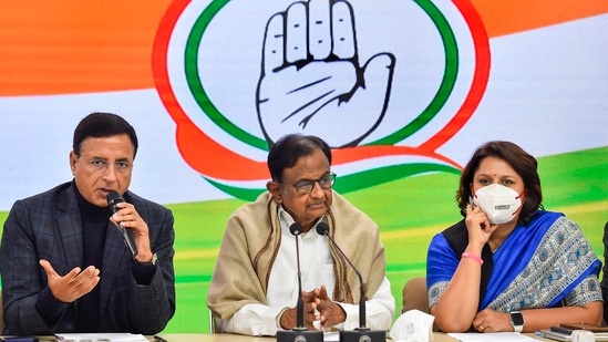 Former Union finance minister and Congress leader P. Chidambaram and Randeep Singh Surjewala during a press conference.(PTI)