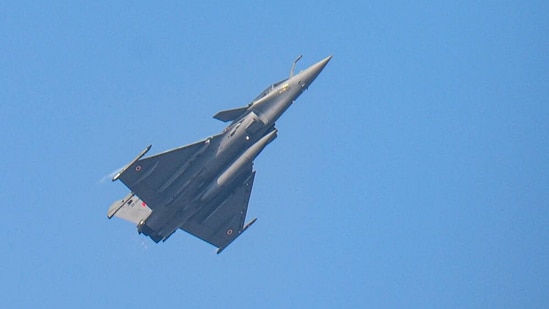 IAF's Rafale jet fighter doing the vertical Charlie maneuver on 2021 Republic Day.