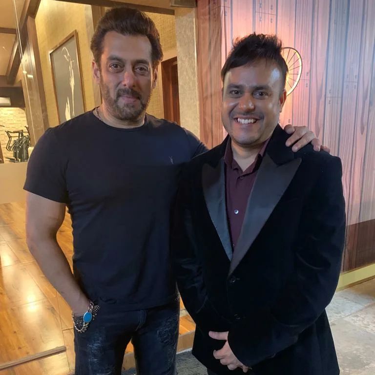 Ritesh poses with Salman Khan.