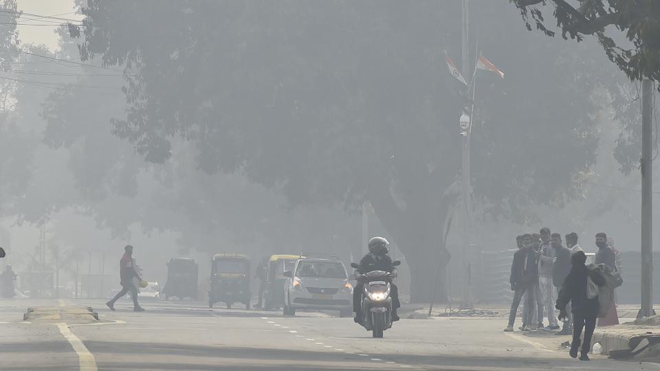 The air quality index (AQI) of Delhi was recorded in the poor category (reading 235) around 8:43 am, according to SAFAR India Air Quality Service. (HT file photo)