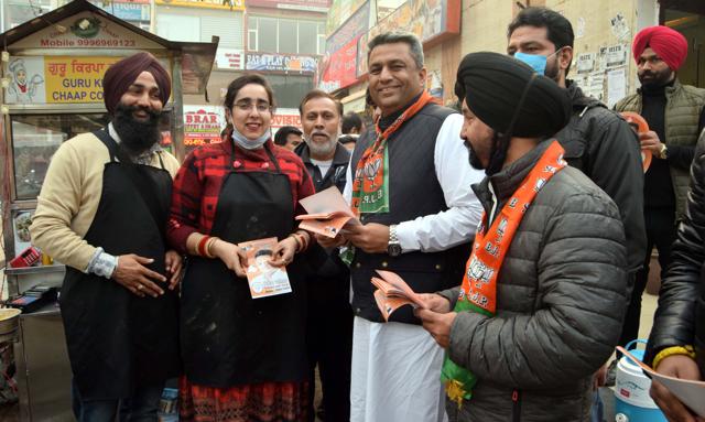 BJP candidate Sanjeev Vashisht campaigning in Mohali’s Phase 9 market on Tuesday. (HT Photo) BJP candidate Sanjeev Vashisht campaigning in Mohali’s Phase 9 market on Tuesday. (HT Photo)