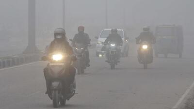 Commuters braving the foggy weather in Chandigarh on a chilly Wednesday morning. (Keshav Singh/HT)