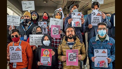 The acid attack victim has been admitted to Shri Maharaja Hari Singh ( SMHS) hospital in Srinagar, and her condition is said to be stable. (HT Photo) The acid attack victim has been admitted to Shri Maharaja Hari Singh ( SMHS) hospital in Srinagar, and her condition is said to be stable. (HT Photo)