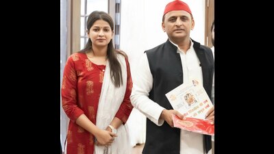 UP Polls: Pooja Shukla with SP president Akhilesh Yadav (ht photo) UP Polls: Pooja Shukla with SP president Akhilesh Yadav (ht photo)