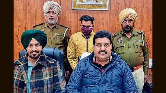 The man was arrested by Special Task Force in Ludhiana on February 02, 2022; 1.4 kg heroin, ₹41000 cash, an electronic weighing machine and some empty pouches were recovered from his possession. (HT Photo)