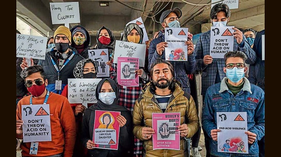 The acid attack victim has been admitted to Shri Maharaja Hari Singh ( SMHS) hospital in Srinagar, and her condition is said to be stable. (HT Photo)