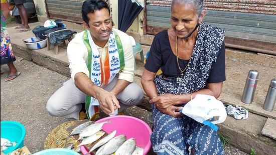 Trinamool Congress (TMC) leader and tennis ace Leander Paes interacts with a fish seller during his 'NaveSakalichiBhasabhas' campaign in South Goa. (File/ANI)