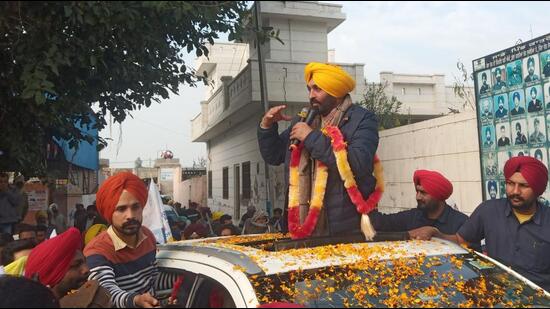 Punjab AAP chief Bhagwant Mann campaigning at Katron village in Dhuri on Wednesday. (HT Photo)
