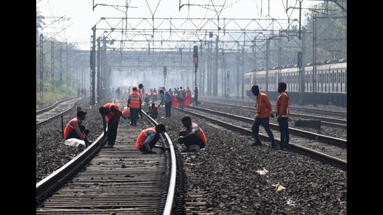 The fourth suburban railway corridor between Seawoods-Belapur and Uran has received ₹150 crore in the budget of 2022 and 2023. (Vijay Bate/HT Photo)