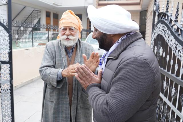 Aam Aadmi Party candidate Kulwant Singh greeting an elderly voter during his election campaign in Mohali. (HT Photo) Aam Aadmi Party candidate Kulwant Singh greeting an elderly voter during his election campaign in Mohali. (HT Photo)