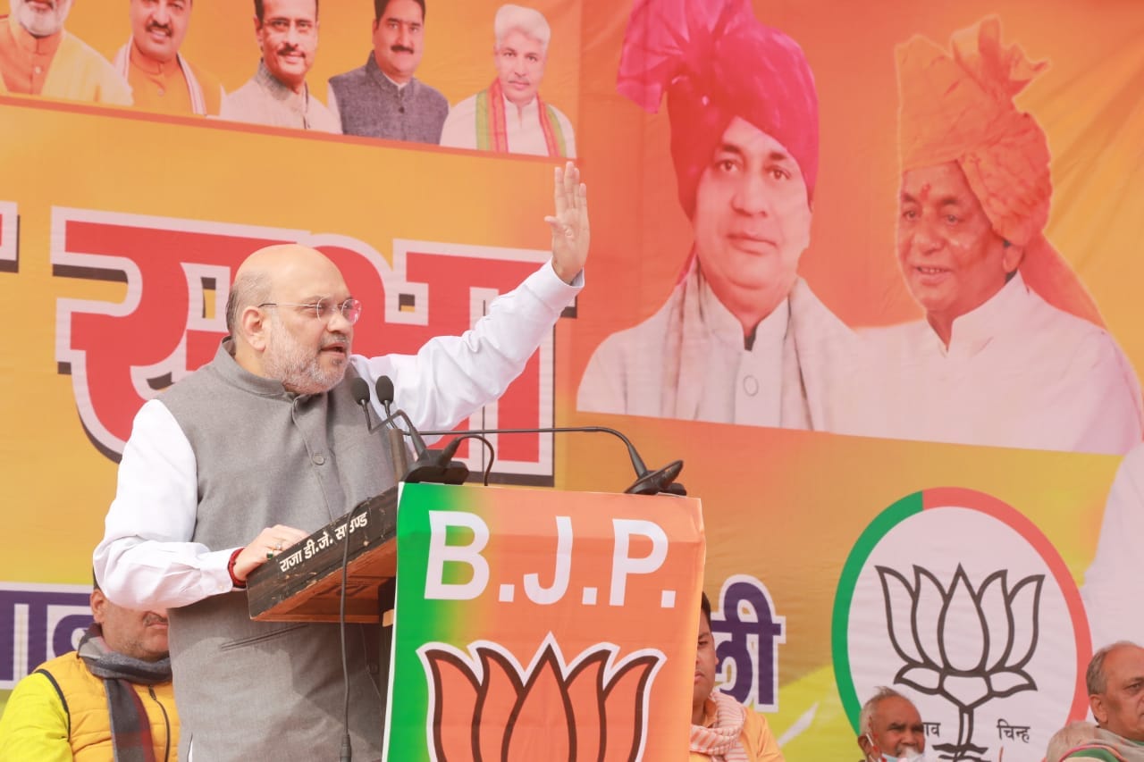 Union home minister Amit Shah addressing a gathering in Atrauli assembly constituency of Aligarh on Wednesday. (HT photo)
