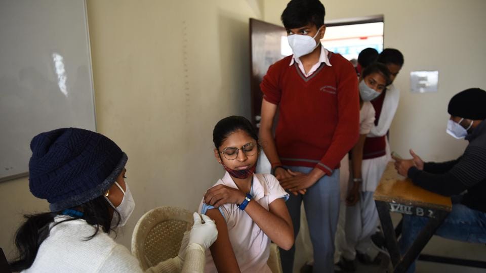 As many as 13,01,619 teenagers were administered Covid-19 vaccine doses in the last 24 hours across India, according to Union health ministry data. (Photo by Vipin Kumar/Hindustan Times)