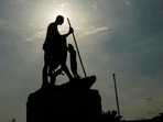 彼の世界観は、コミュニティ間の友情を確保することは政府の目的であるべきであり、政治的理由による燃え上がる争いは放棄されなければならないことを管理者に伝えています。 （AFP）