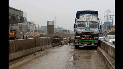 Truck broke down at Tibba cut and caused traffic jam at Delhi-Jalandhar road in Ludhiana on February 03, 2022. (Gurpreet Singh/HT) Truck broke down at Tibba cut and caused traffic jam at Delhi-Jalandhar road in Ludhiana on February 03, 2022. (Gurpreet Singh/HT)