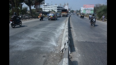 The stretch of Kalyan – Bhiwandi bypass road at Pimpalghar village on which a 28-year-old biker was killed earlier this week, the MSRDC has covered the dug-up portion. (PRAFUL GANGURDE/HT PHOTO) The stretch of Kalyan – Bhiwandi bypass road at Pimpalghar village on which a 28-year-old biker was killed earlier this week, the MSRDC has covered the dug-up portion. (PRAFUL GANGURDE/HT PHOTO)