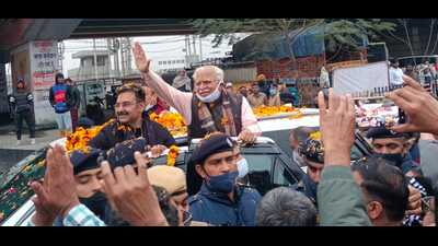Accompanied by local BJP MLA Harvinder Kalyan, the Khattar was standing in an open vehicle. Amid drizzling and heavy police deployment, hundreds of people gathered near the venue to welcome the chief minister with flowers and garlands. (HT Photo)