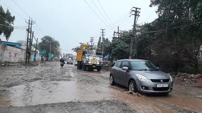 Commuters making way through a potholed road in Dera Bassi. As Punjab assembly polls nears, as part of their election campaigns, candidates are only busy with allegations and counter-allegations. (HT Photo) Commuters making way through a potholed road in Dera Bassi. As Punjab assembly polls nears, as part of their election campaigns, candidates are only busy with allegations and counter-allegations. (HT Photo)