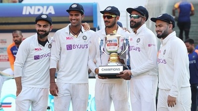 Virat Kohli, Washington Sundar, Axar Patel, Mohammed Siraj, Rishabh Pant of India pose with the trophy. (Getty) Virat Kohli, Washington Sundar, Axar Patel, Mohammed Siraj, Rishabh Pant of India pose with the trophy. (Getty)