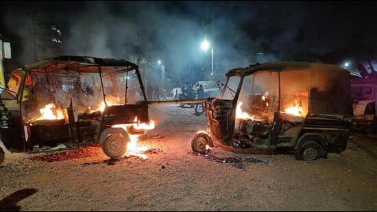 Angry mob set ablaze vehicles in Patna. (Santosh Kumar/HT Photo)