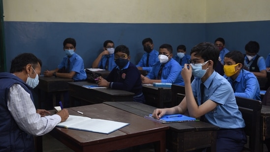 Earlier in January, in view of rising COVID-19 cases, the West Bengal government decided to shut down schools and other educational institutes, spas, salons, beauty parlours, zoos, and entertainment parks from January 3.(HT Photo/Samir Jana)
