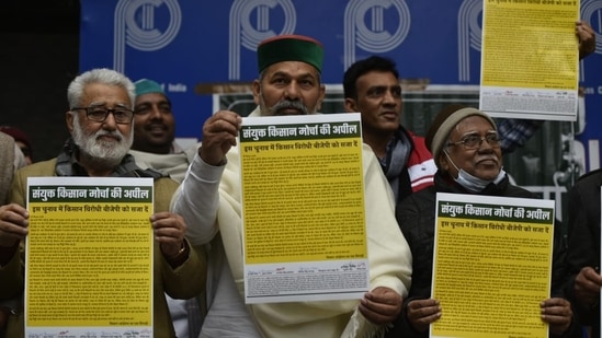 “To open the ears of this anti-farmer BJP government, it needs to be punished in the elections,” the SKM said in its letter to UP farmers. In picture - Farmer leaders hold a copy of the SKM's letter. (HT Photo)
