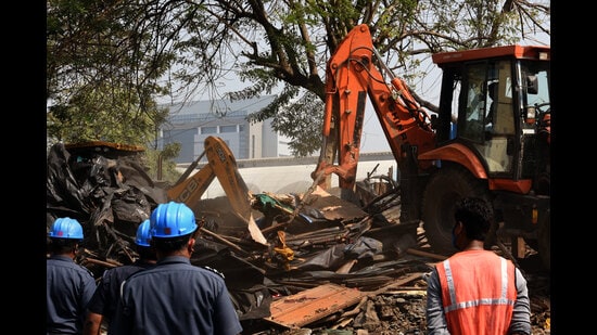 Illegal hutments near Koparkhairane railway station being demolished in a joint operation by NMMC and CIDCO in Navi Mumbai on Thursday. (BACHCHAN KUMAR/HT PHOTO)