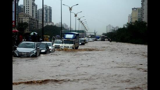 The civic body plans to purchase nine Compact Recycler Machines for cleaning manholes and stormwater drains in congested areas in the island city (Bachchan Kumar/ Hindustan Times)