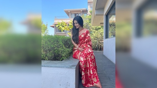 With her straightened hair left open, Mouni Roy's skin illuminated and her smile made several hearts melt.(Instagram/@imouniroy)