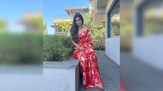 Mouni Roy didn't need much makeup on her radiant skin so she just added some kohl to her eyes, subtle blush on her cheeks and a soft pink lip tint.(Instagram/@imouniroy)