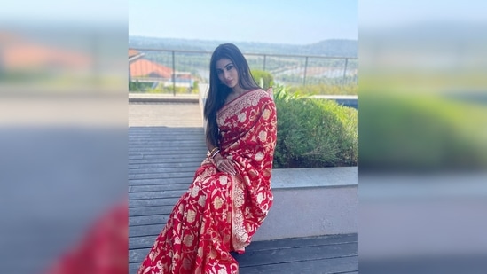 The saree had intricate brocade work and she teamed the gorgeous drape with a sleeveless red blouse.(Instagram/@imouniroy)